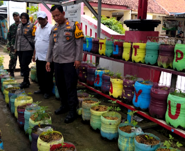 Polsek Balongan Monitoring Pekarangan Pangan Lestari di Desa Rawadalem