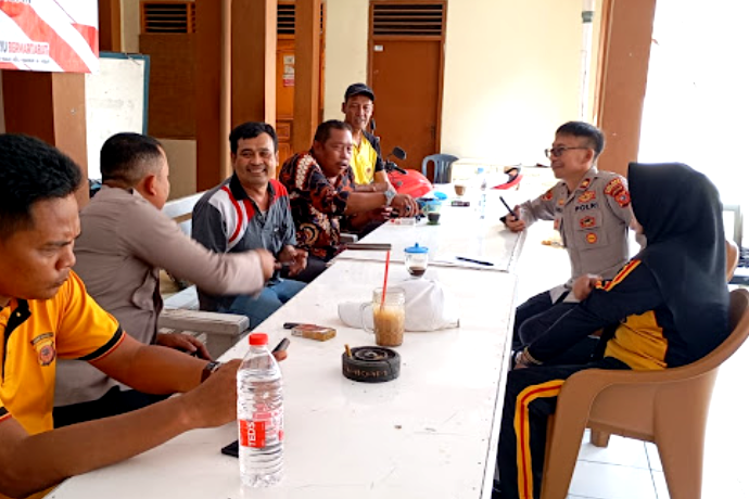 Kapolsek Balongan Sambangi Desa Rawadalem Perkuat Kedekatan Dengan Masyarakat